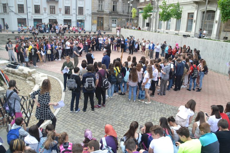 Cititori și ascultători au ocupat Piața Sfântul Gheorghe pentru a realiza o ”Filă de calendar”. Foto