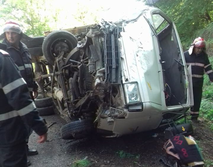 I-a fost rău la volan și a făcut ACCIDENT! Camioneta pe care o conducea s-a RĂSTURNAT