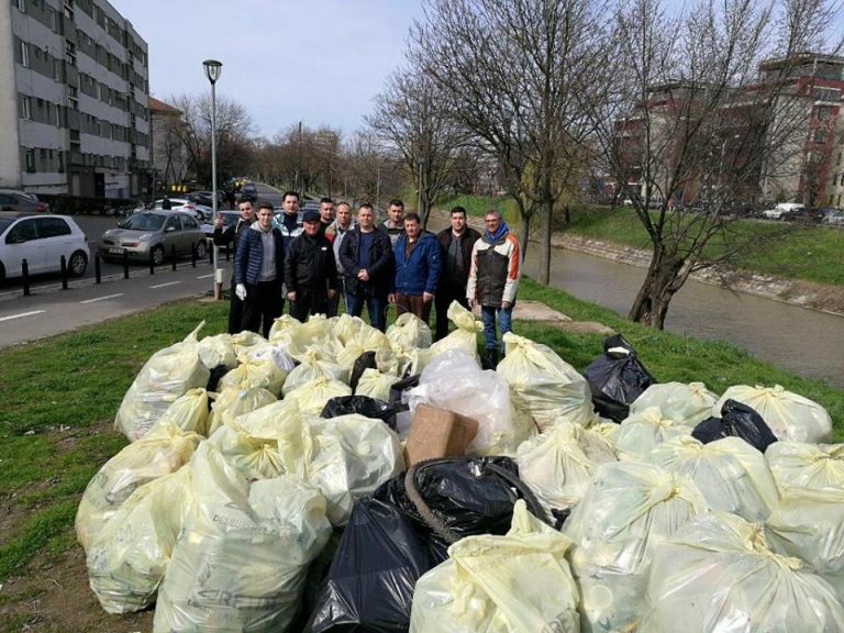 Acțiune pentru igienizarea malurilor Begăi. Cine sunt, de fapt, voluntarii din imagine