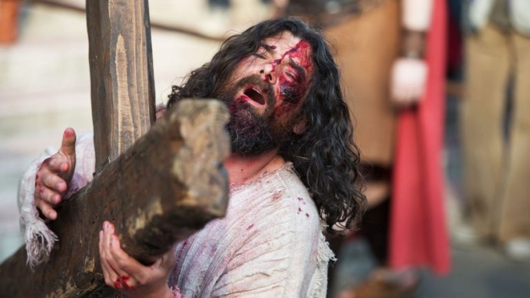 Drumul Crucii, refăcut în prima zi din Săptămâna Patimilor, într-un oraș din Timiș