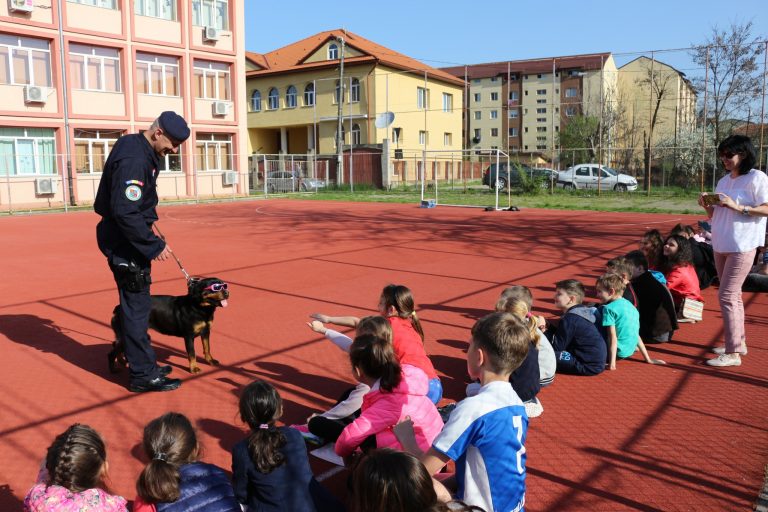 Jandarmii au descins în curtea școlii! Ce s-a întâmplat în această dimineață.