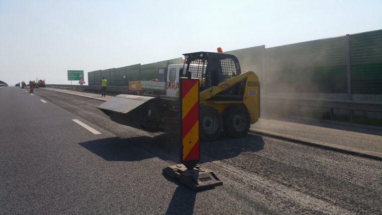 Drumarii sunt la muncă. Au de plombat mii de metri pătraţi de gropi în regiunea vest. Video