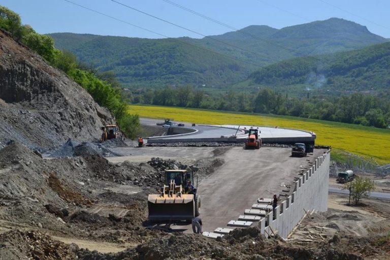 Singurul lot al autostrăzii Lugoj-Deva pe care se poate circula este crăpat în profunzime
