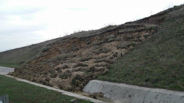 Autostrada Lugoj – Deva a început să o ia la vale! Ce a apărut pe șoseaua de mare viteză