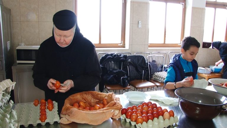 Peste 1000 de ouă vopsite în coji de ceapă! Măicuțele de la Mănăstirea Șag așteaptă credincioșii. Foto – Video