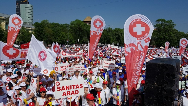 Angajații din Sănătate au ieșit la proteste! Mii de oameni din toată țara, în stradă! Video