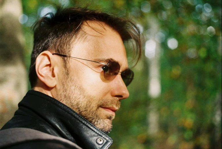 „Orice domeniu ai alege, în România e o democrație a expertizei, ceva de speriat” – Interviu cu scriitorul Răzvan Țupa