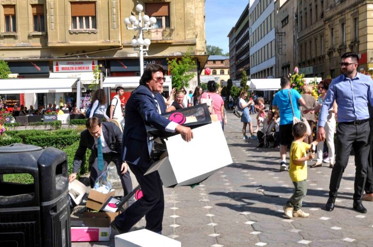 Primarul unui oraș din vestul țării a cărat gunoaie în centrul orașului , la costum și cravată. Imaginile, surprinse înaintea deschiderii unui festival/ FOTO