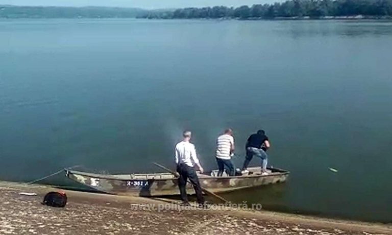 Trei albanezi au încercat să intre ilegal în ţară traversând Dunărea cu o barcă