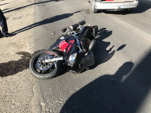 Motociclist norocos în vestul țării! A scăpat ieftin după impactul cu un șofer iresponsabil