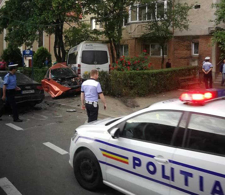 FOTO! Accident grav  în vestul țării! Un autoturism a fost făcut praf