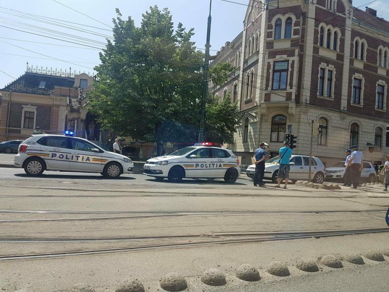 Femeie lovită pe trecerea de pietoni, în Piața Sfânta Maria. Foto