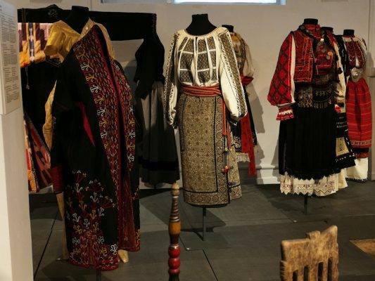 Un muzeu al textilelor unic în Europa de Est a fost deschis într-o comună hunedoreană