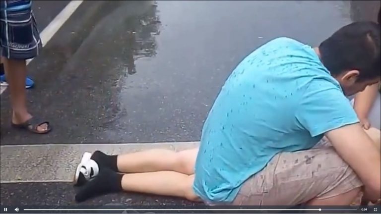 VIDEO! Femeie aruncată pe șosea, când traversa strada pe trecerea de pietoni