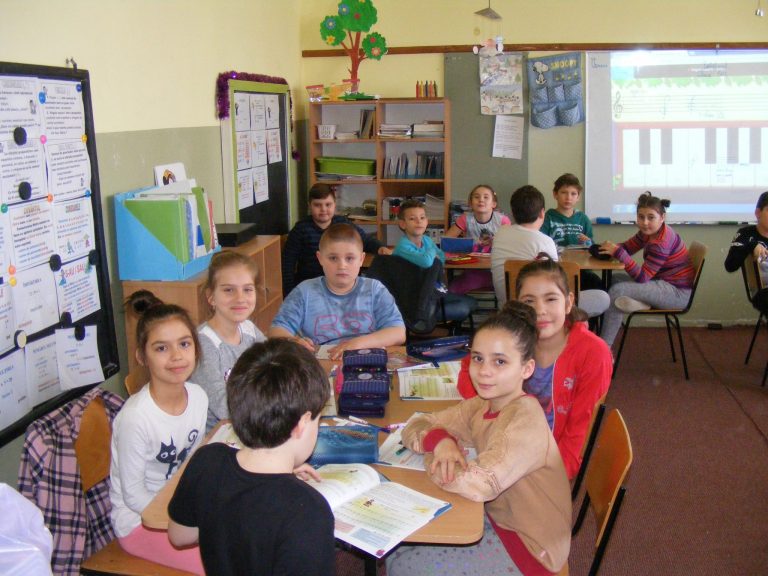 Fără note, teme și premii la final de an! În ce școală din Timișoara se învață ca în America