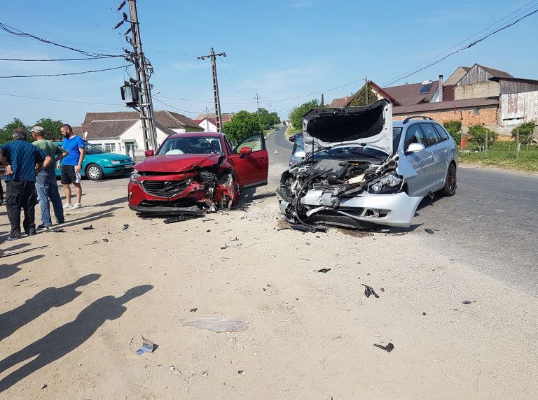 ACCIDENT/ Două şoferiţe s-au ales cu maşinile făcute PRAF, în vestul țării