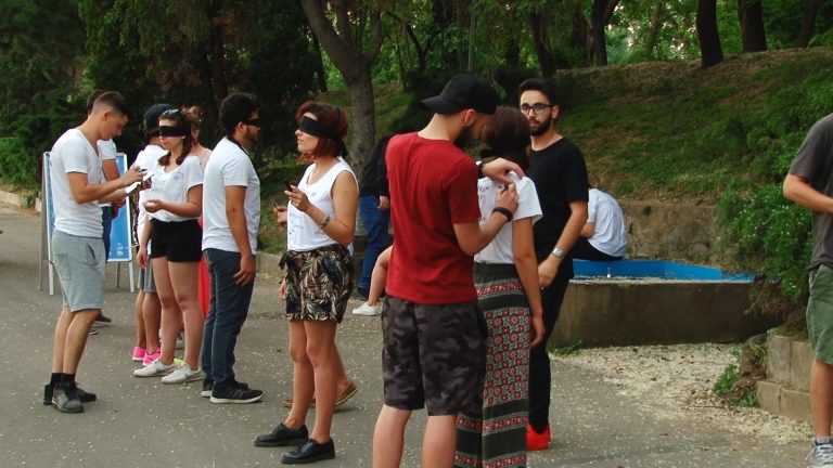 „Share Love” – arta stradală pro-refugiați! Timișorenii au răspuns pozitiv la poveștile migranților  foto – video