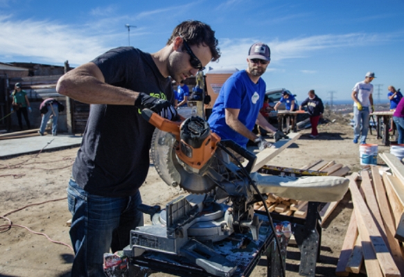 Prima casă din România construită în doar TREI ZILE va fi donată unei femei văduve din vestul țării