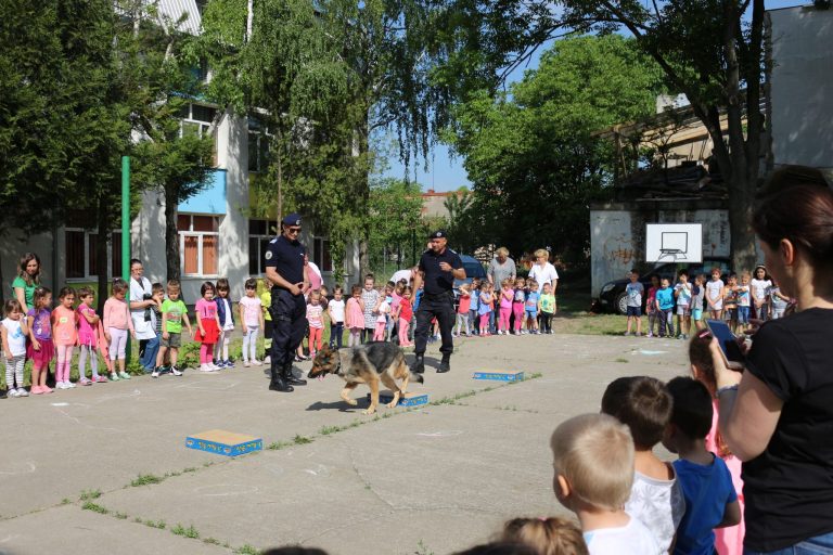 Jandarmi la grădinițele din Timișoara! Foto