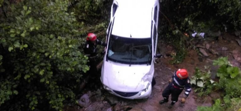 Mai multe victime, după două accidente la indigo! Mașini prăbușite în apă la câteva minute distanță
