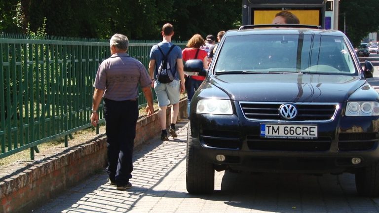 Parcarea mașinilor cât mai ostentativ posibil pe trotuar nu are leac, la Timișoara! Foto-Video
