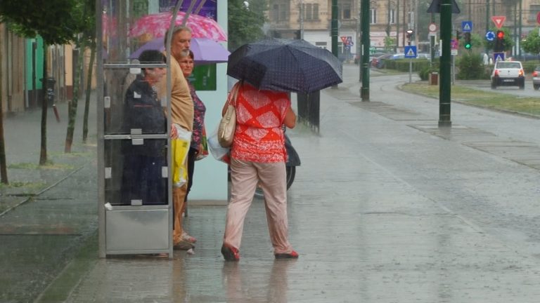 Avertizare ANM! Revin ploile torențiale în vestul țării
