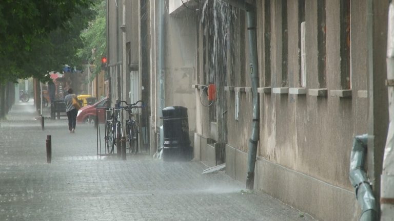 Străzi inundate în Lugoj, stâlp de electricitate dărâmat! Foto-video