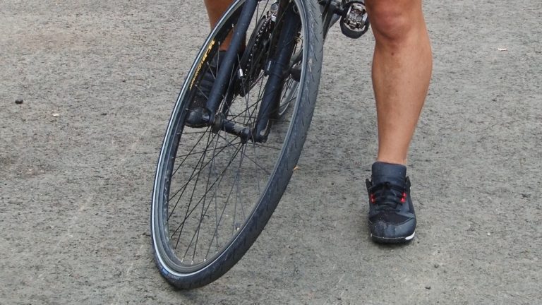 Biciclist lovit de mașină pe trecerea de pietoni