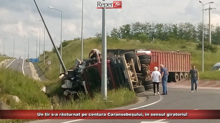 Răsturnare spectaculoasă a unui camion pe o centura a unui oraș din vestul țării