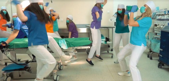 Dans în sala de operații a unui spital județean în România! Video