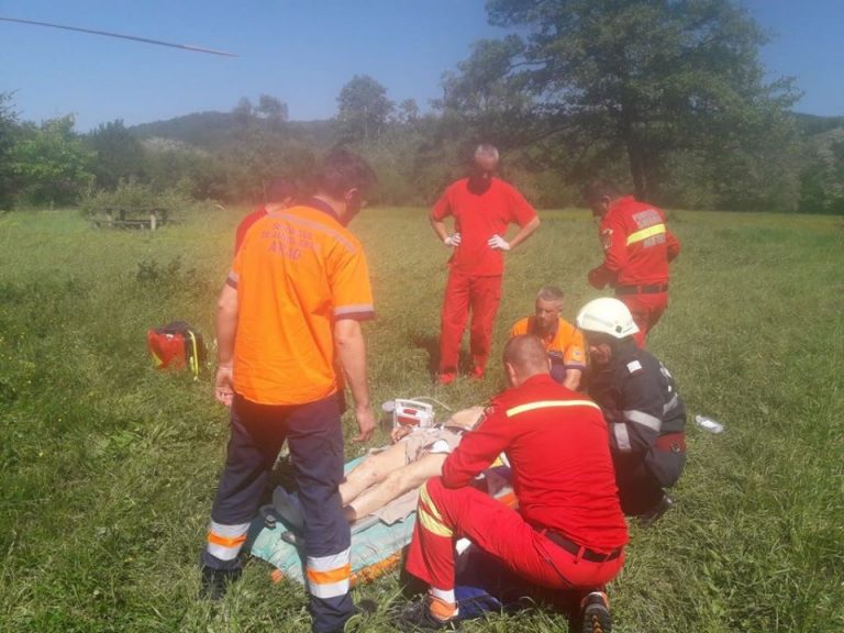 Grav accident rutier în vestul țării. Una dintre victime, preluată de elicopterul SMURD. Foto