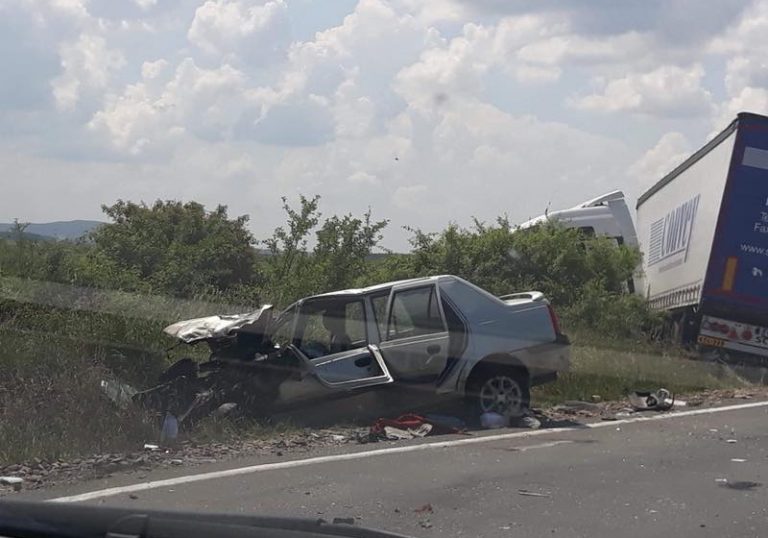 [FOTO] O persoană a fost rănită grav după ce o Dacia Solenza s-a lovit de un TIR, în vestul țării