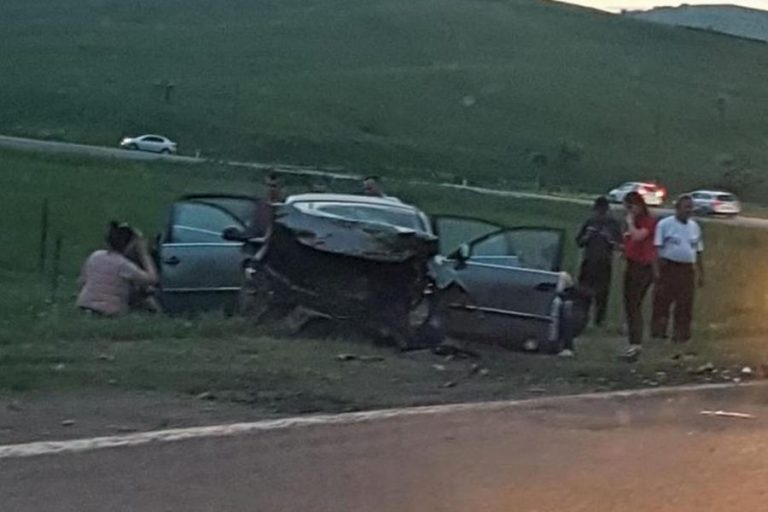 [VIDEO] Accident teribil aseară. Tânăr de 22 de ani mort, prietena lui fractură de coloană și alți 3 răniți