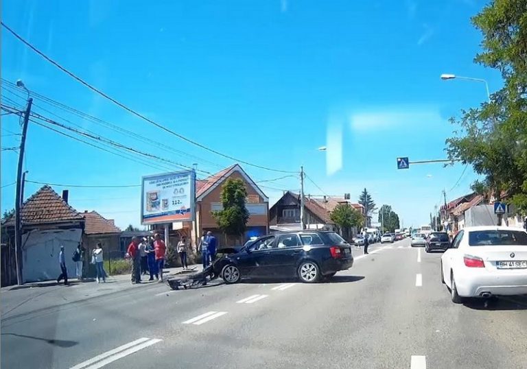 (FOTO) Accident cu victimă în vestul țării: Un Audi și un Opel s-au lovit, acroșând un pieton