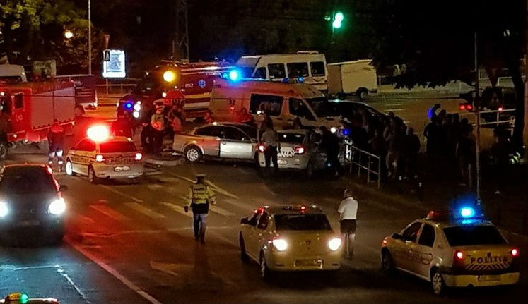 Accident violent într-un oraș din vest, noaptea trecută! Mașină de Poliție făcută praf, doi agenți răniți