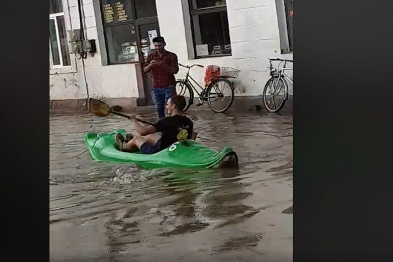 Imagini de cascadorii râsului, în Timiș! Tinerii au scos caiacul pentru a face față inundațiilor. Video