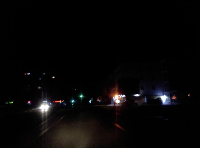 Parcul de joacă din Bucovina și străzile din jur, scufundate în beznă apocaliptică! Când ”se va face lumină”!