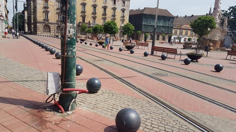 Le vedem la tot pasul, în centrul istoric al Timișoarei. Primăria se pregătește să le îngroape! Foto