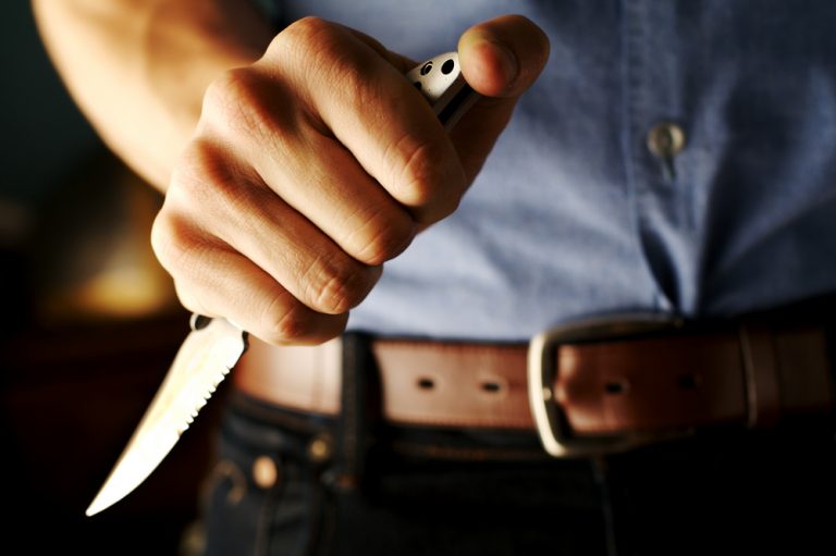 Un tânăr din vestul țării și-a atacat mama cu un cuțit, pentru a-i lua pensia