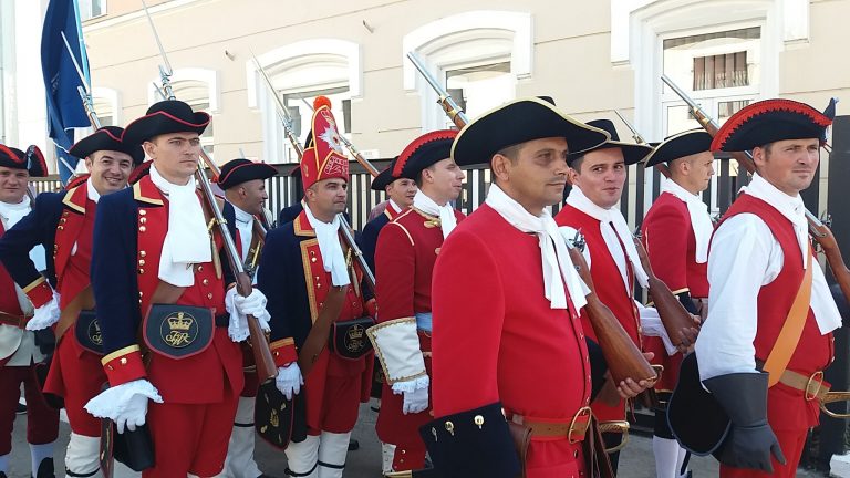 Salve de tun la primul schimb de gardă din Timișoara