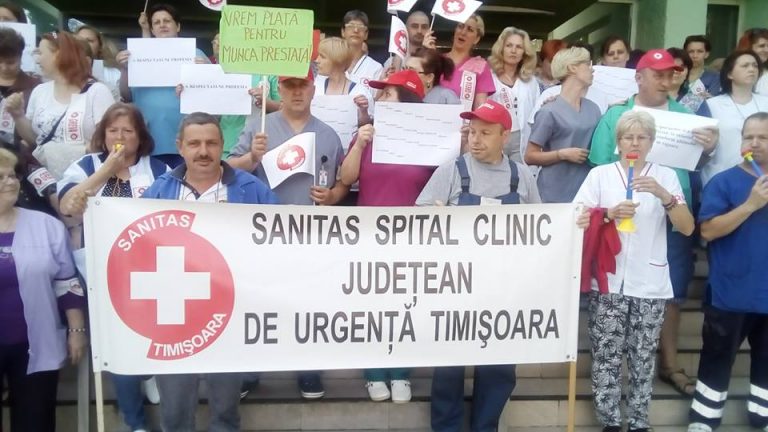 Grevă la Spitalul Județean din Timișoara. Tăierea sporurilor din Sănătate i-a scos pe oameni în stradă! Foto-video