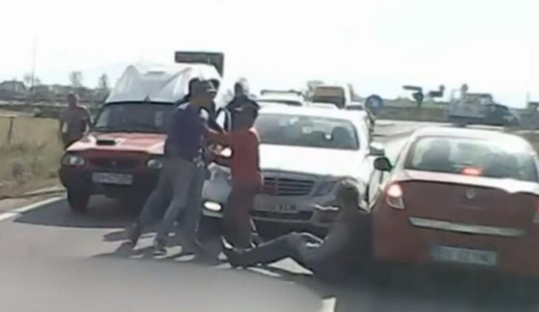 Incident în trafic! Șofer lovit cu pumnii și cu picioarele, de trei tineri