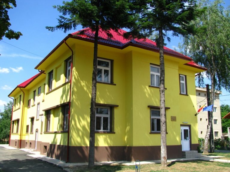 Gest șocant în vestul țării! Bărbat legat cu lanțul la Parchet