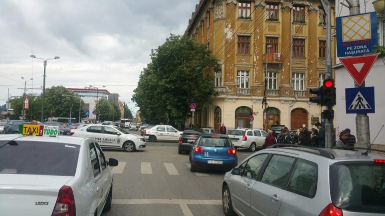 Ambuteiaj la Bastionul Theresia: intersecție blocată de nerăbdarea șoferilor și a… Poliției! Foto