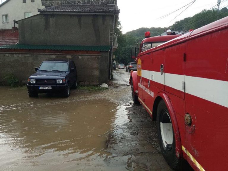 Noapte grea pentru pompierii din Caraș Severin. Apele au inundat mai multe curți