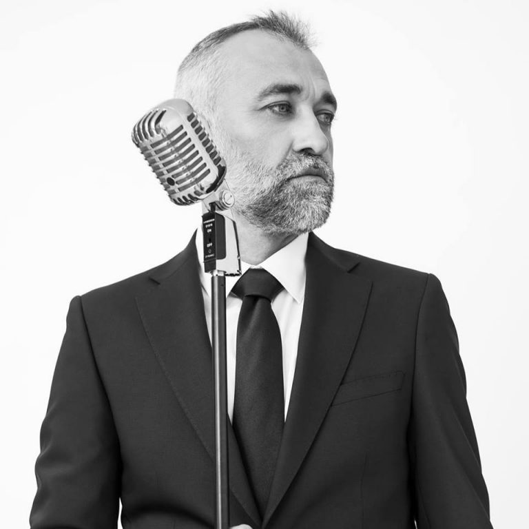 „Decât să dăm în cap la oameni pe stradă, mai bine scriem și îi lovim cu niște cuvinte” – Interviu cu scriitorul Iulian Tănase