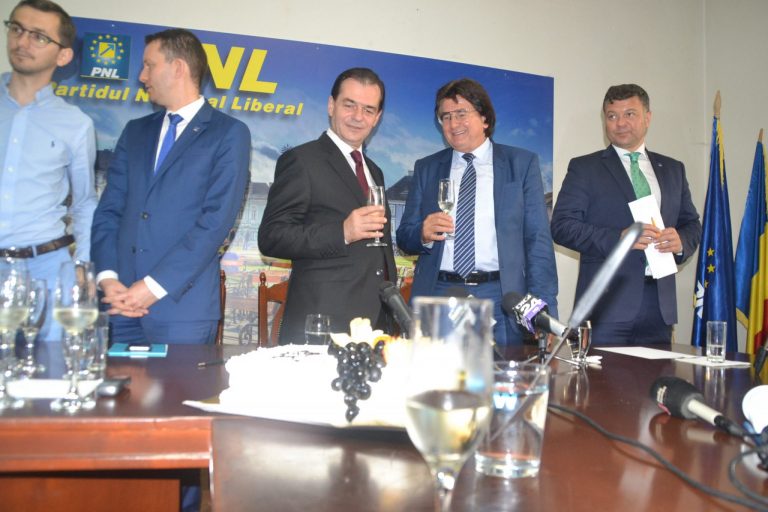 Ludovic Orban sărbătorit de ziua lui cu tort și șampanie la Timișoara Foto-video