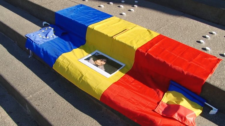 Lumânări pentru sufletul unui om ce s-a luat la „trântă” cu sistemul socialist Foto – Video