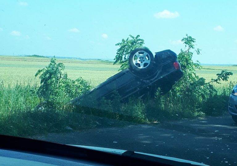 Mașină răsturnată, șoferiță rănită pe un drum din vestul țării!