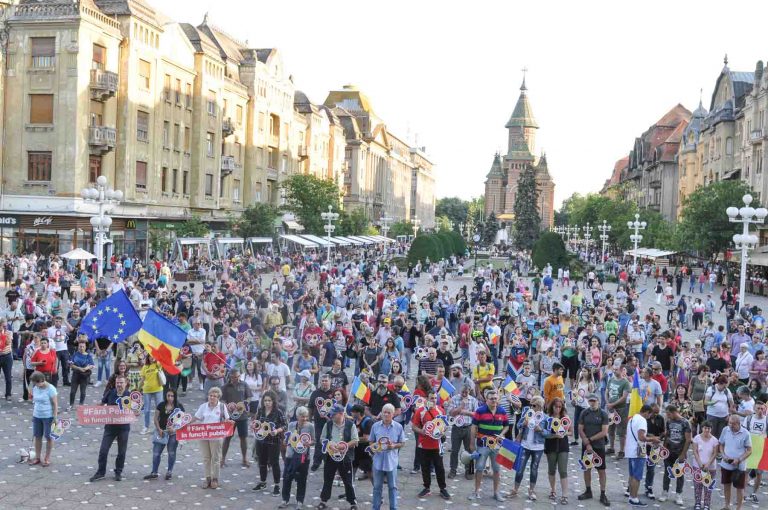 Protest împotriva dictaturii în Piaţa Victoriei din Timișoara. FOTO-VIDEO